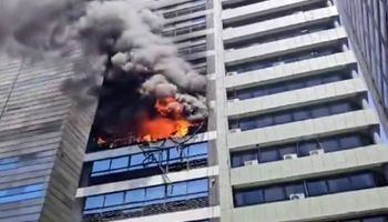 Incendio al lado del Ministerio de Trabajo: dotaciones de bomberos trabajan en el lugar
