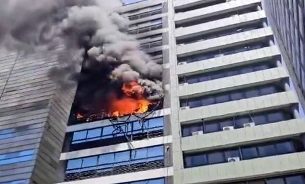 Incendio al lado del Ministerio de Trabajo: dotaciones de bomberos trabajan en el lugar