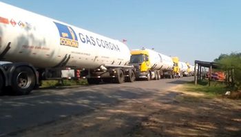 En medio del conflicto por la Hidrovía, retienen a 20 camiones con cargamento de GLP en la frontera con Paraguay