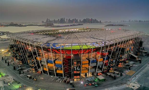 El diseño innovador del Estadio 974 rinde homenaje a la naturaleza de su ubicación portuaria como centro logístico de la región.