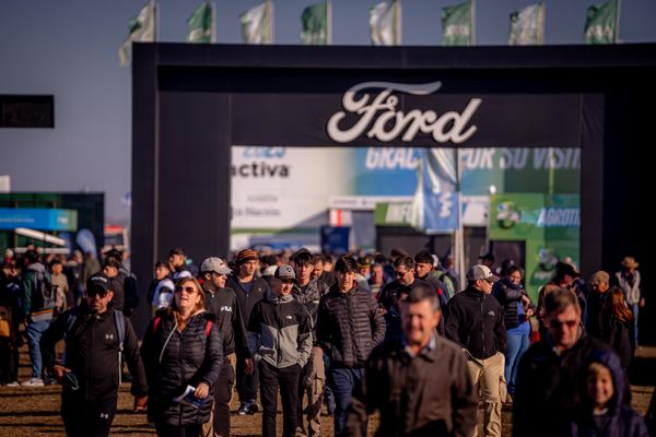 stand y gente en agroactiva