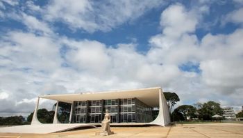 STF retoma julgamento sobre incentivos fiscais a defensivos agrícolas