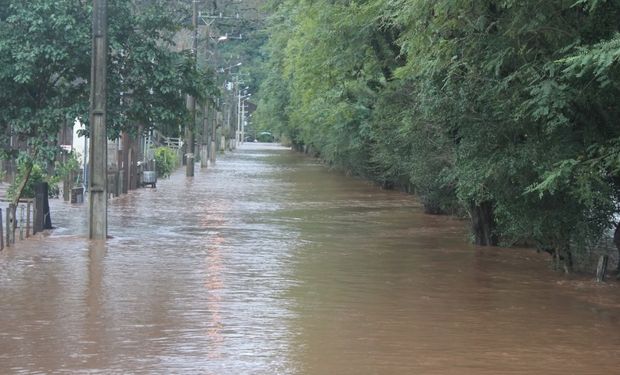 Chuva inundou Jaguari durante a terça-feira e enchente continua. (Foto: MetSul)