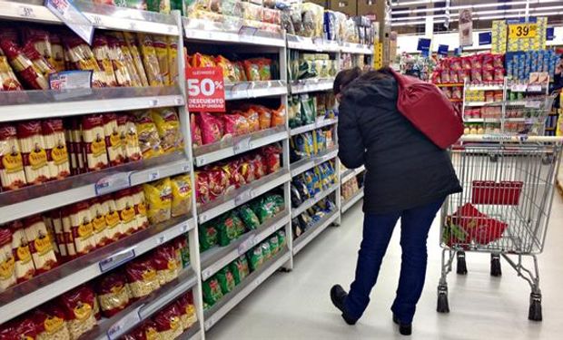 Una góndola con promociones, ayer, en un hipermercado del Gran Buenos Aires. Foto: Enrique Villegas