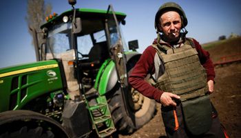 Ucrania: cómo es trabajar el campo en el frente de batalla