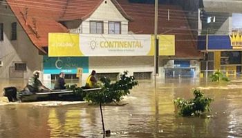 Enchente histórica faz cidade ficar debaixo d’água em SC
