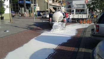 Catamarca: tambero tiró 2.000 litros de leche frente a Casa de Gobierno