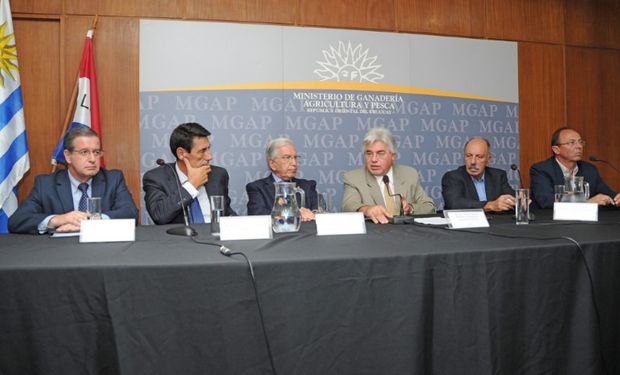 Tabaré Aguerre (traje gris) presentando el último fideicomiso lechero a fines de febrero de 2016.