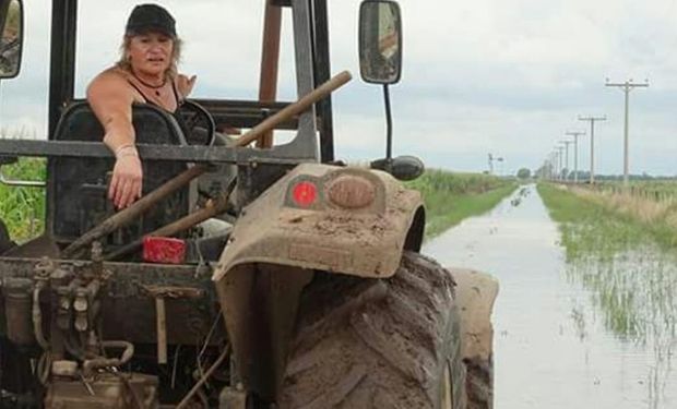 La productora Ana Pronotti en el tractor que usa a diario.