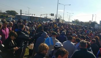 En protesta por la crisis, tamberos regalaron leche
