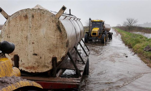 Una de las pesadillas de los tamberos: sacar la leche del ordeño por caminos inundados.Foto:Archivo/Santiago Hafford