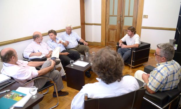 Alejandro Sanmartino reunido ayer lunes con dirigentes tamberos.