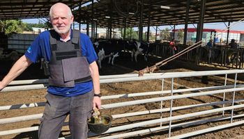 El sorprendente relato del argentino que lidera un tambo atacado por el Hamas: con chaleco antibalas y casco decidió cuidar a las vacas