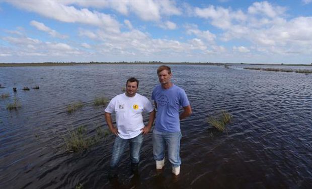 Gerardo Cerutti y Adrián Cordero, productores agropecuarios y de lácteos, en La Playosa, frente a su planta.Foto:Diego Lima