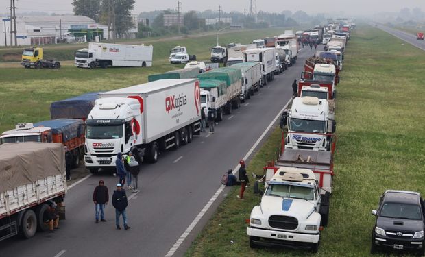 Se levantó el paro de fleteros: el Gobierno se comprometió a trabajar en una tarifa obligatoria que irá en la carta de porte