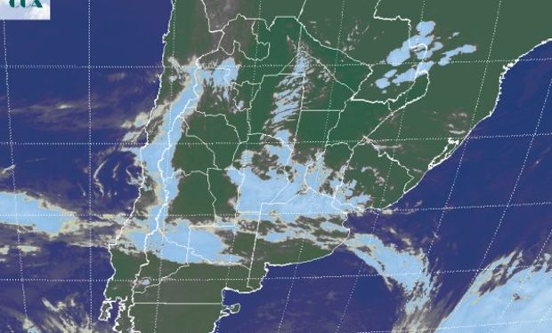 La foto satelital permite apreciar un vasto sector cubierto de nubosidad con desarrollo medio.