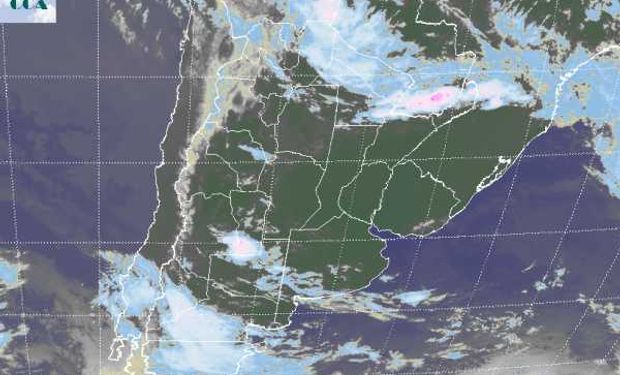 La foto satelital presenta cielos despejados en gran parte del centro del país.