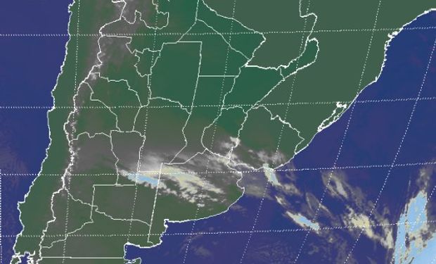 La imagen satelital evidencia la cobertura de nubosidad baja, muy homogénea y de pobre desarrollo vertical.