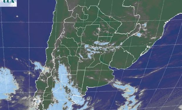 La foto satelital presenta el tránsito de alguna nubosidad que genera coberturas parciales en diversos sectores del país.