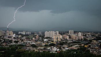 Chuva intensa e ventos fortes ativam alerta de perigo em diversos estados 