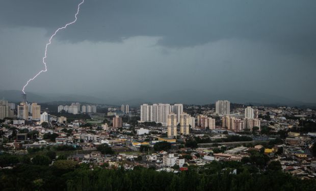 Chuva intensa e ventos fortes ativam alerta de perigo em diversos estados 