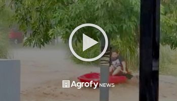 Fuertes tormentas en Córdoba obligaron a un vecino a usar un kayak para trasladarse