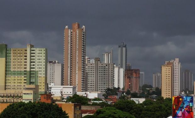 Para as regiões Centro-Oeste e Sudeste, a previsão indica o predomínio de chuva próxima à média histórica
