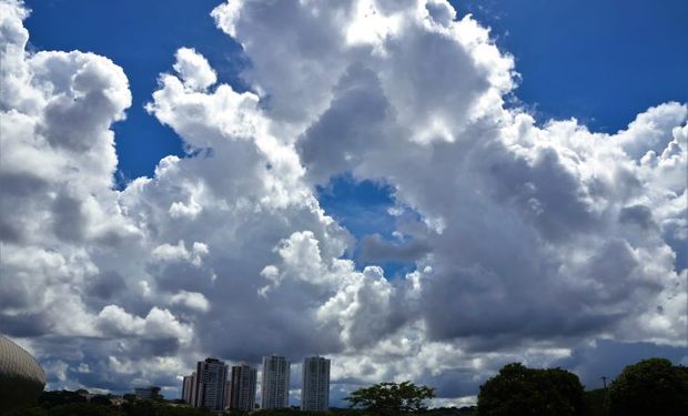 Extremos climáticos: semana começa com temporais, chuva intensa e ar seco pelo Brasil