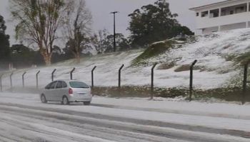 Temporal de granizo assusta moradores, causa estragos e cobre cidade do Paraná de gelo
