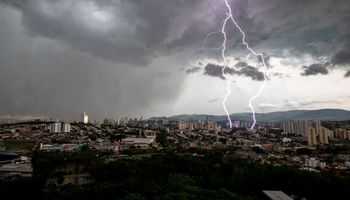Temporal e frio se espalham pelo Sudeste com avanço de frente fria nesta quinta-feira