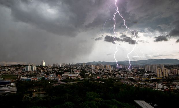 Temporal e frio se espalham pelo Sudeste com avanço de frente fria nesta quinta-feira