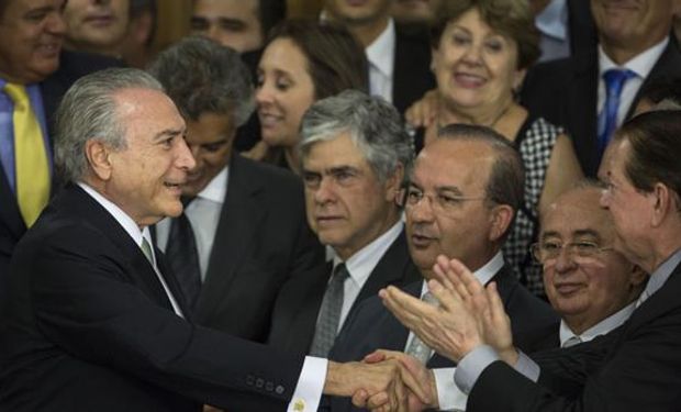 Temer, ayer, al llegar al Palacio del Planalto, antes de dirigirse al país, ya como presidente interino. Foto: AP / Felipe Dana.