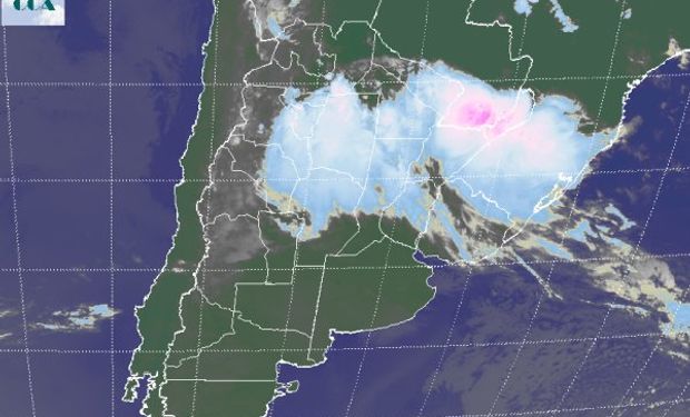 La foto satelital presenta un vasto despliegue de coberturas nubosas desde el norte de la región pampeana hacia las zonas agrícolas del sur del NOA y hacia el NEA.