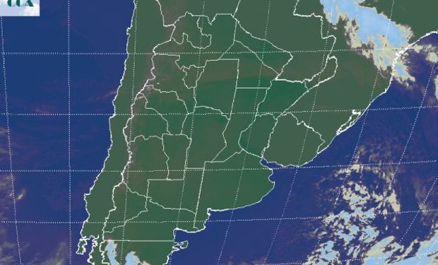 La foto satelital permite apreciar el generalizado despliegue de cielos despejados, que se ven interrumpidos en el norte del país.