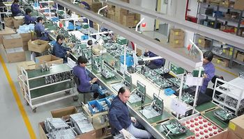 Por primera vez en 10 años baja el costo de los salarios en dólares