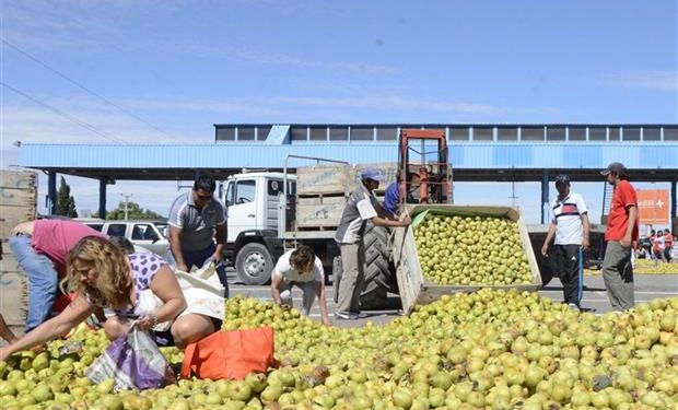 Fruta en la calle ayer, cerca del puente que une Río Negro y Neuquén.Foto:Diario Río Negro