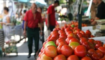 IPCA-15 mostra queda da inflação em abril, mas preço dos alimentos aceleram ainda mais