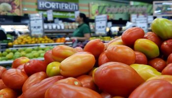 Preços de alimentos recuam após nove meses e seguram prévia da inflação