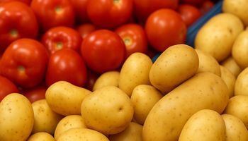 Batata, tomate e café disparam e puxam inflação em abril
