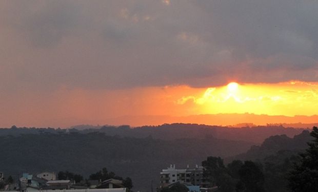 Sobre el área de cobertura han comenzado a desarrollarse en forma aislada tormentas.