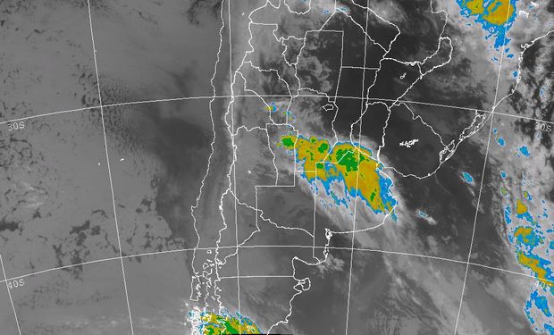 La foto satelital permite apreciar una extendida cobertura nubosa sobre la franja central.
