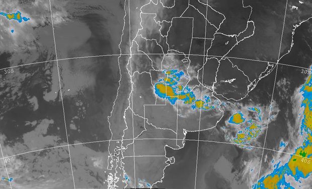 La foto satelital posiciona las coberturas nubosas que afectan la franja central de la región pampeana.