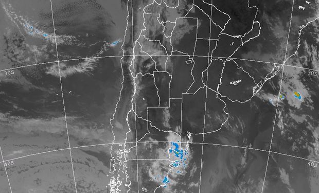 Se observa la extensión de cielos despejados alcanzando zonas agrícolas de Paraguay y sur de Brasil.