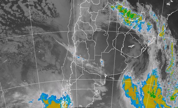 Puede verse internado sobre el océano Atlántico la importante nubosidad que acompaña el sistema de baja presión.