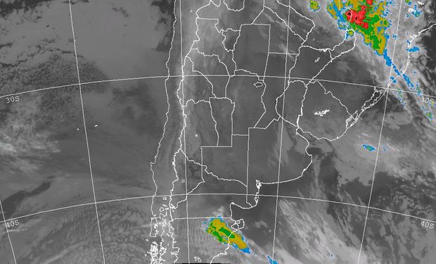 La foto satelital apenas hace evidente la cobertura de nubes bajas, algo más notoria en sectores del NEA.
