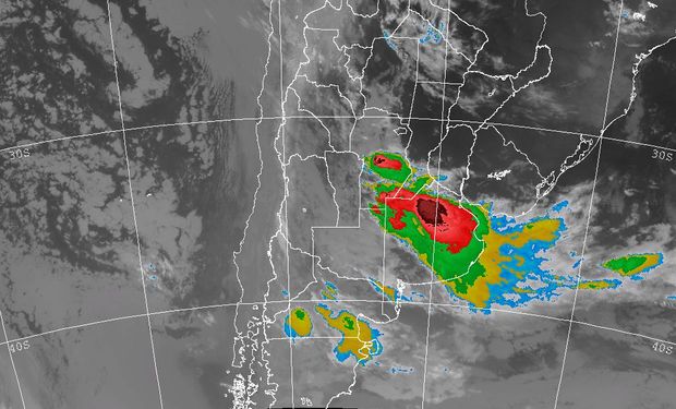 Se observa el lento desplazamiento en dirección norte de la baja presión responsable de las condiciones de mal tiempo.