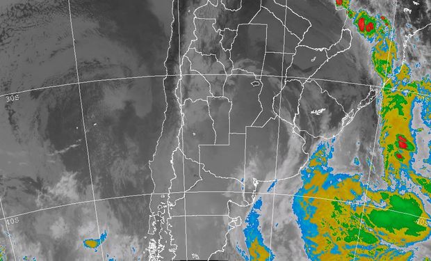 Se observa la posición del sistema frontal que ha ingresado desde la región patagónica en dirección hacia la franja central encontrándose con la masa de aire antes mencionada.