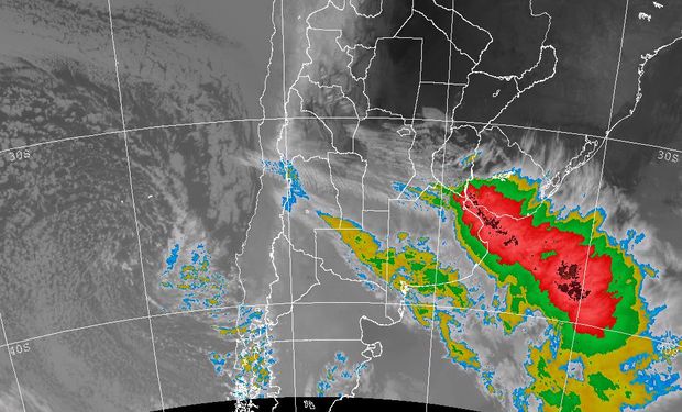 La foto satelital permite definir la zona donde las nubes han adquirido mayor desarrollo y por ende donde las condiciones del tiempo son severas.