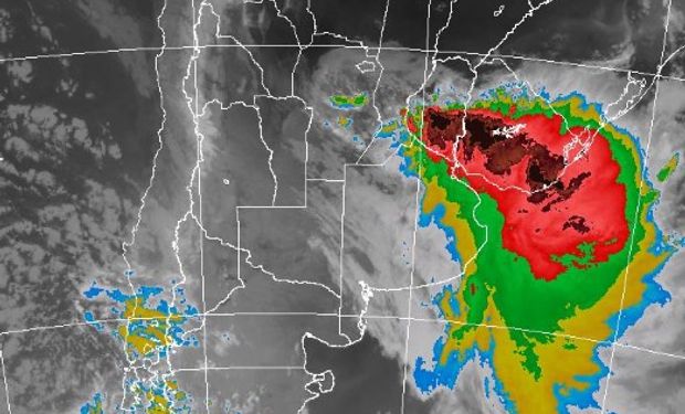 Las celdas de tormenta con nubes de mayor desarrollo vertical, ya se han desplazado claramente hacia el sur entrerriano y sur de Uruguay.