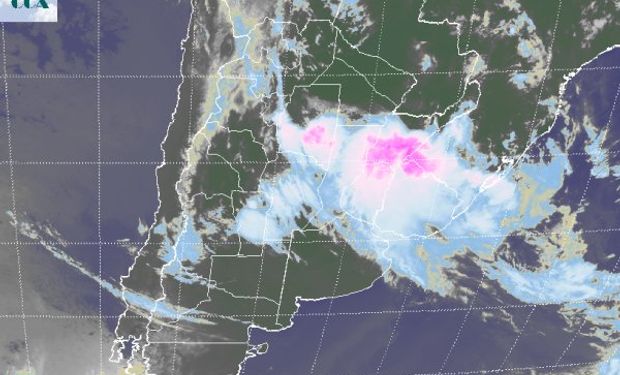 La foto satelital muestra el área más comprometida por las nubes de mayor desarrollo.